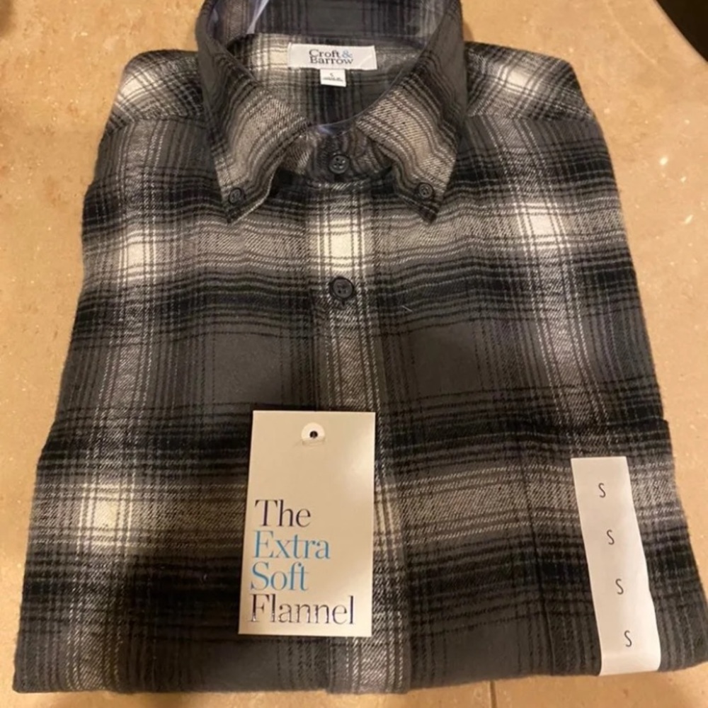 2 flannel shirts - Picture 2 of 3